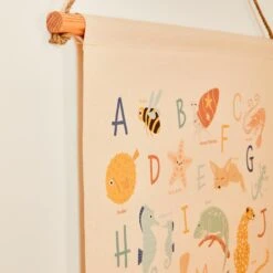 4MURS-Kakémono Déco-ABÉCÉDAIRE DES DUNES -Intérieure Décoration Magasin 1590491 kakemono deco abecedaire des dunes coloris multicolore